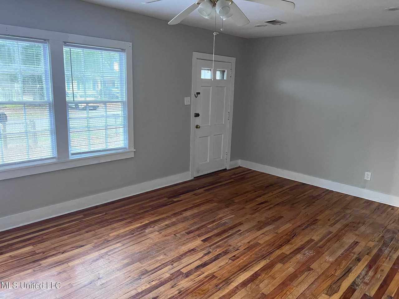 2700 Pine Ave - Photo 2 of 13