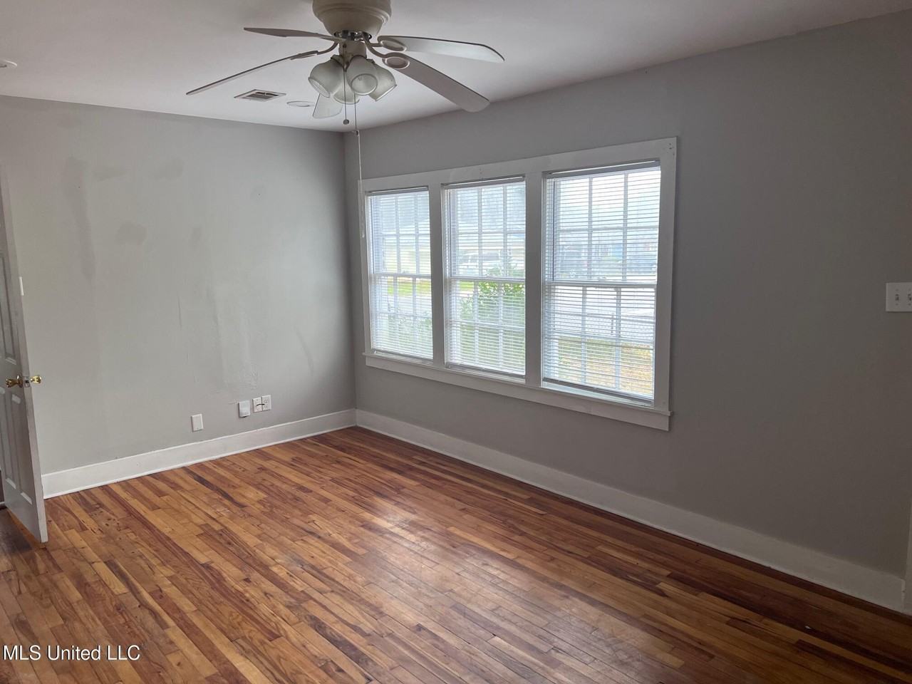 2700 Pine Ave - Photo 3 of 13