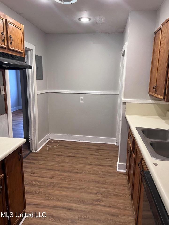 2700 Pine Ave - Photo 4 of 13