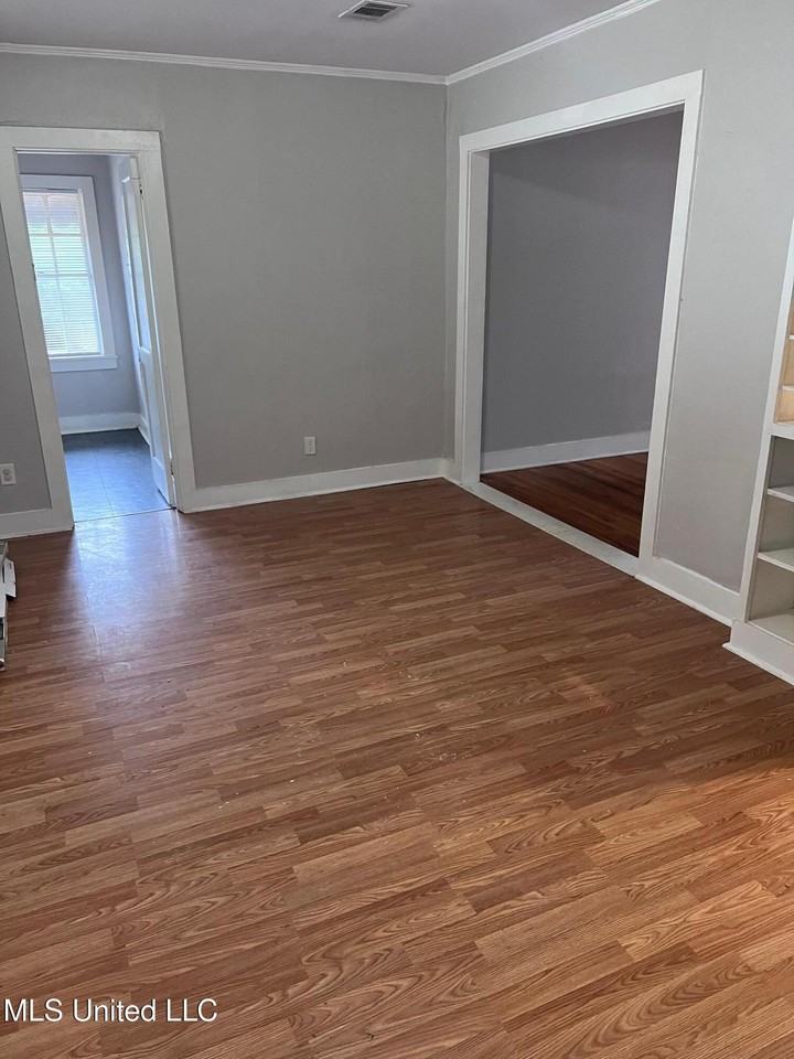2700 Pine Ave - Photo 5 of 13