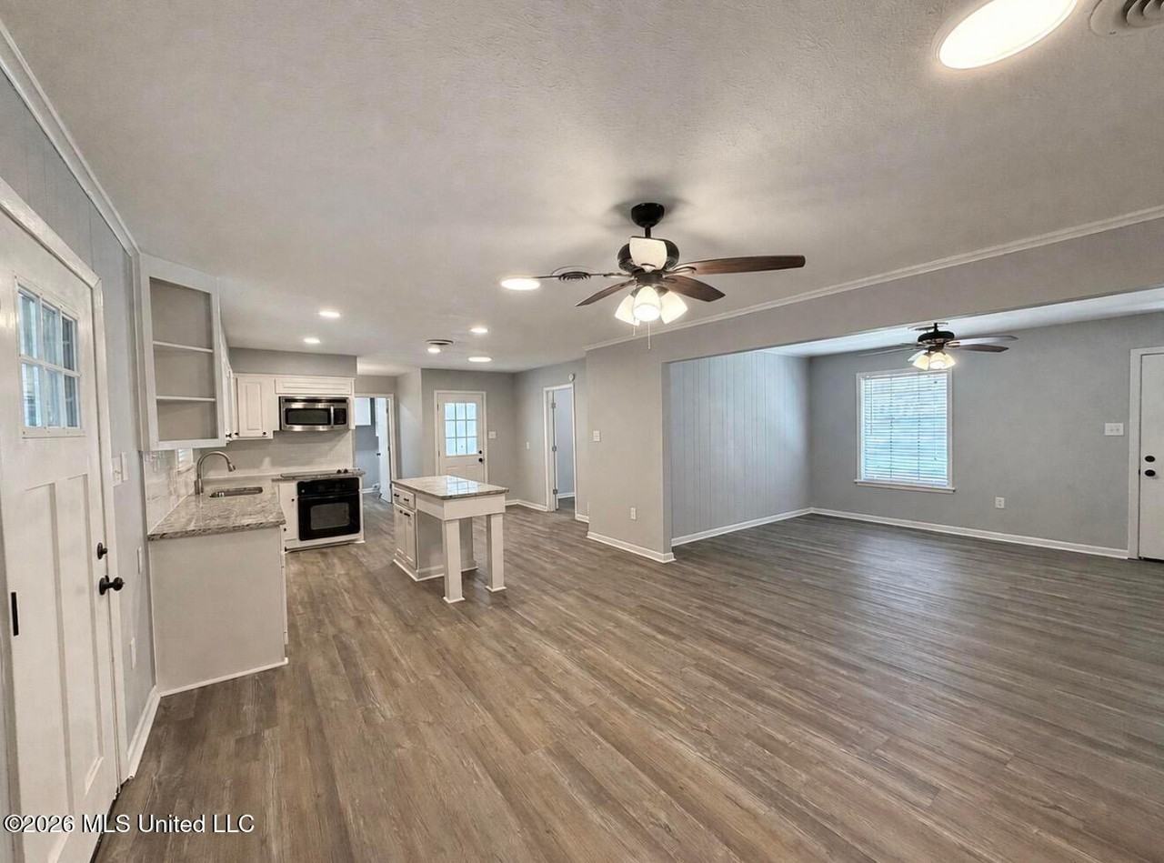 1016 Tanglewood Dr - Photo 2 of 20