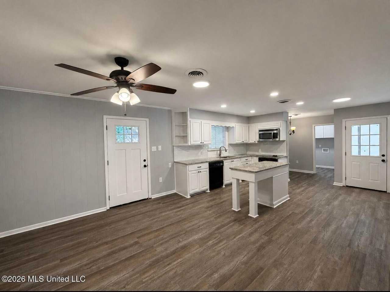 1016 Tanglewood Dr - Photo 3 of 20