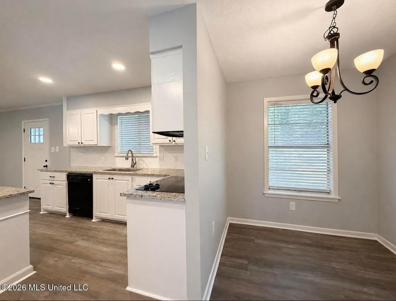 1016 Tanglewood Dr - Photo 4 of 20