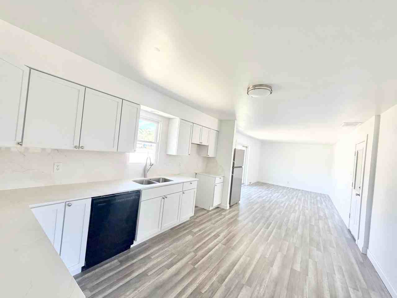 2450 Clydia St - Photo 3 of 14