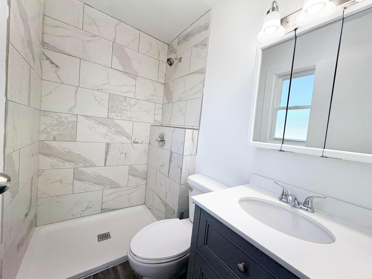 2450 Clydia St - Photo 5 of 14