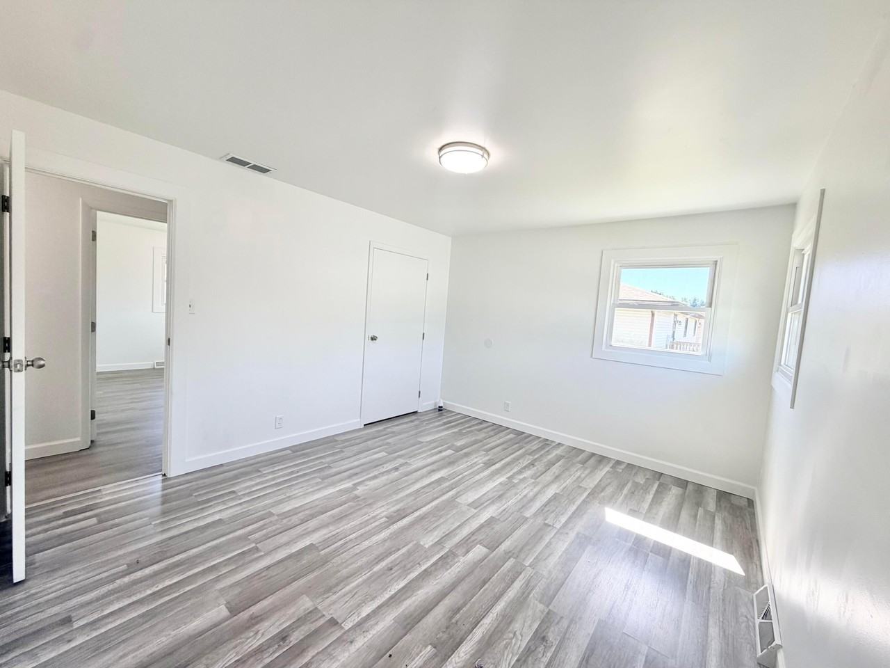 2450 Clydia St - Photo 7 of 14