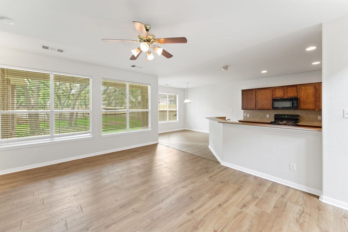 2118 Ariella Dr - Photo 4 of 8