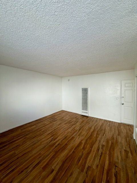 1260 N Beachwood Dr - Photo 5 of 10