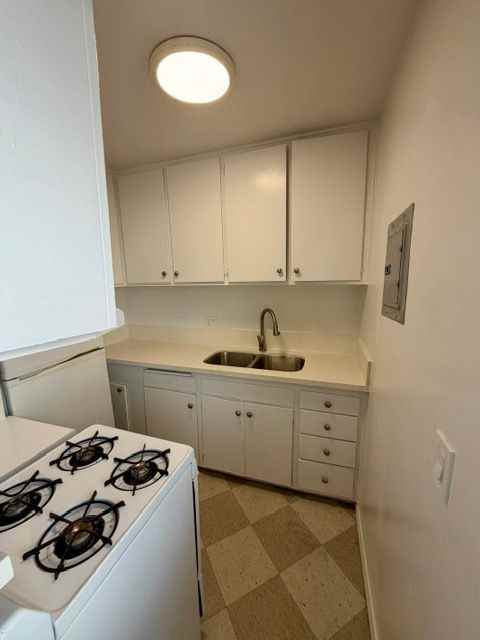 1260 N Beachwood Dr - Photo 6 of 10