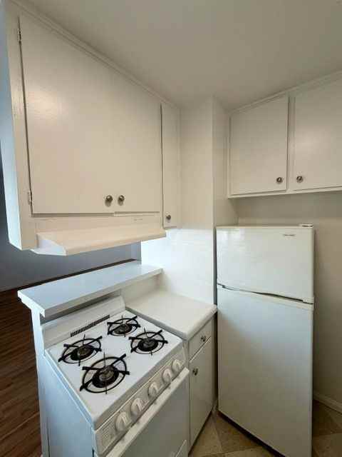 1260 N Beachwood Dr - Photo 7 of 10