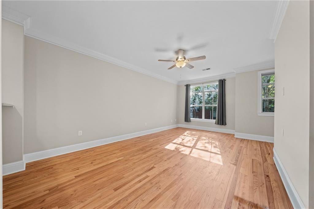 5480 Glenridge Park - Photo 4 of 35