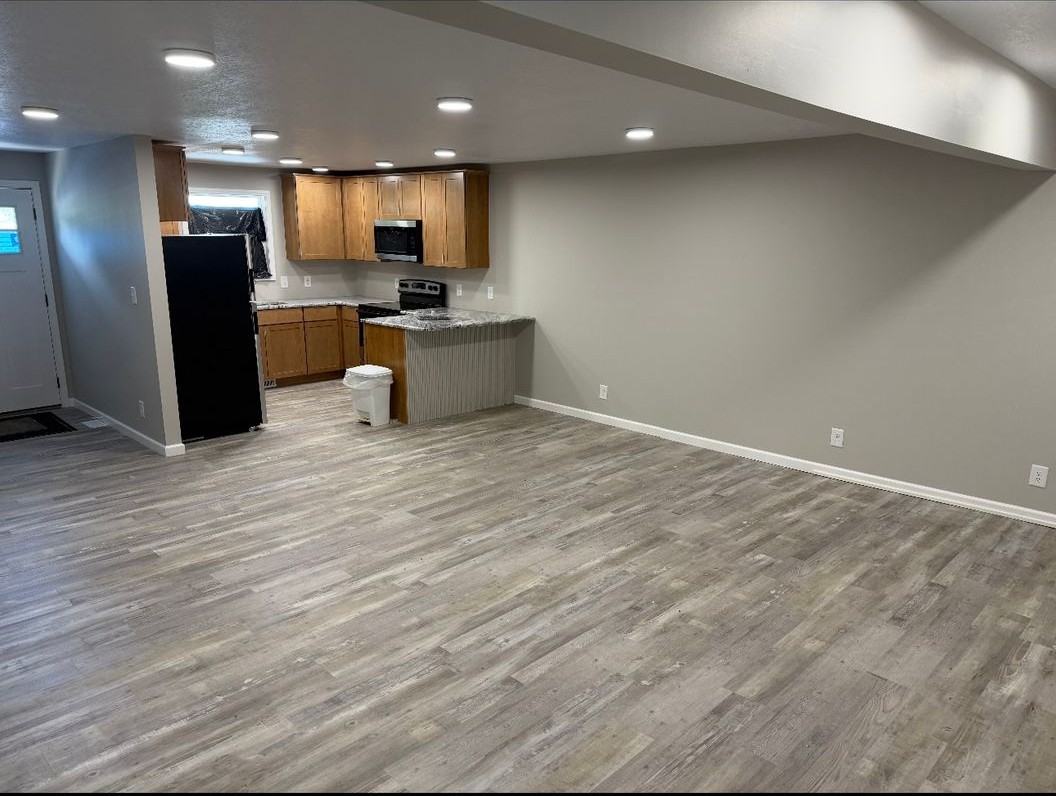 310 W 5th St - Photo 3 of 7