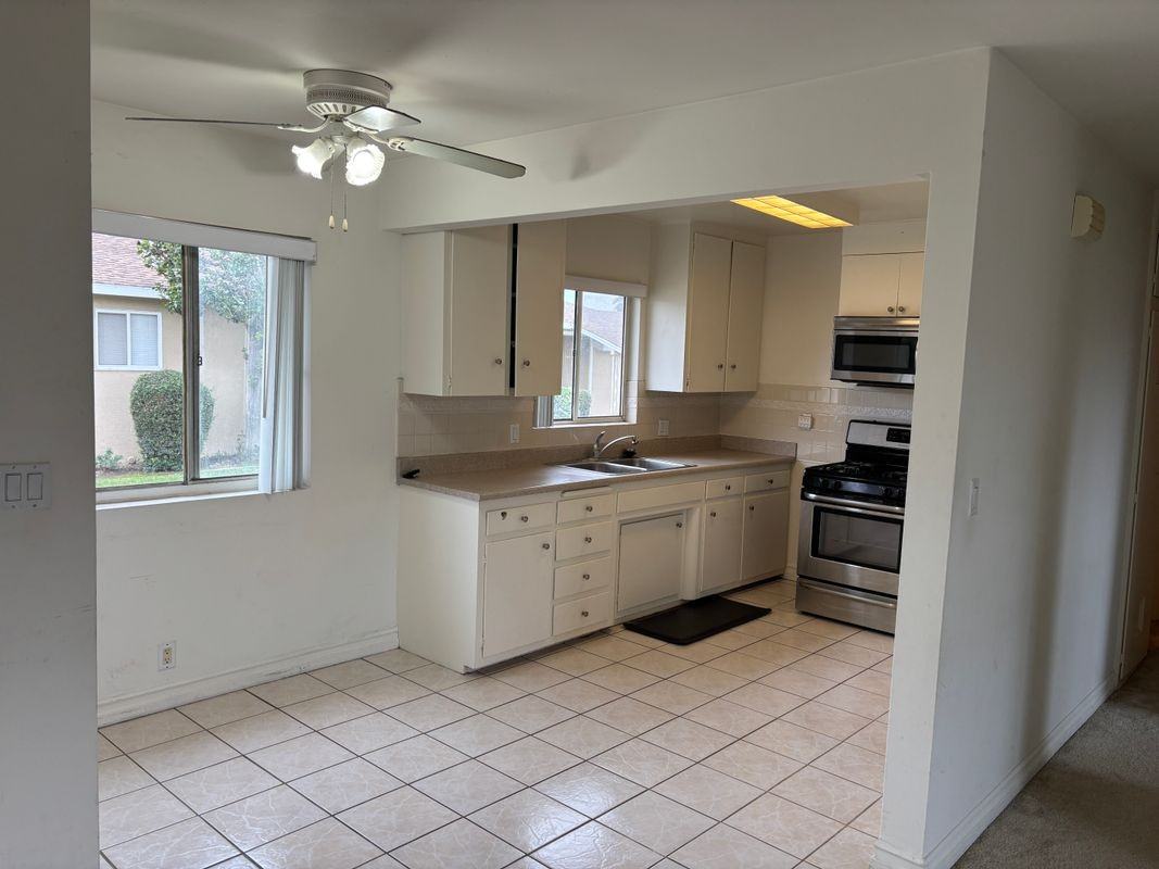 215 S Oak St - Photo 2 of 16