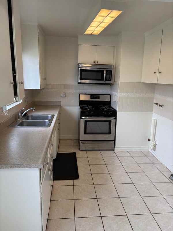 215 S Oak St - Photo 3 of 16