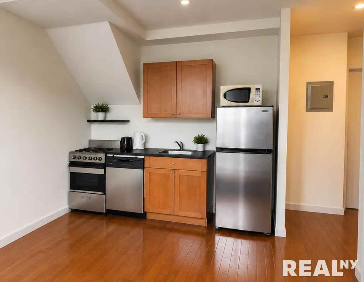 Pineapple St #5R - Photo 6 of 8