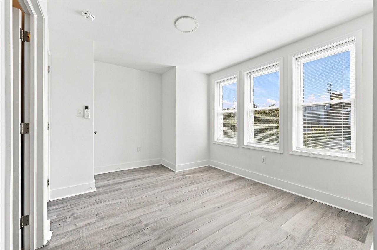 2910 N Woodstock St - Photo 2 of 10