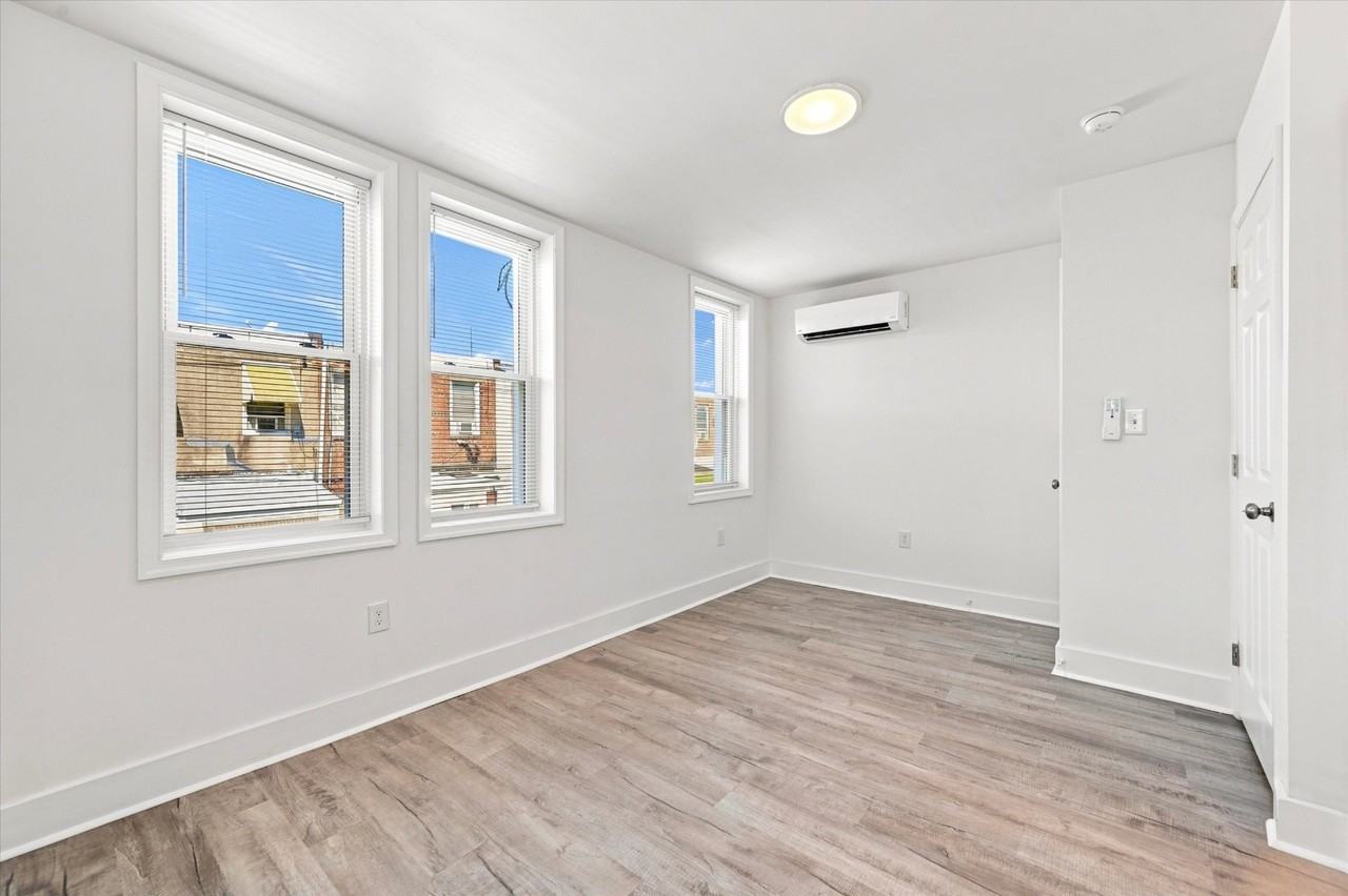 2910 N Woodstock St - Photo 4 of 10
