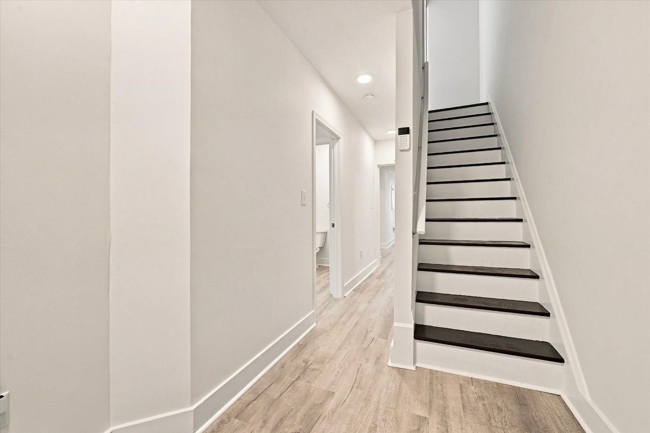 2910 N Woodstock St - Photo 6 of 10