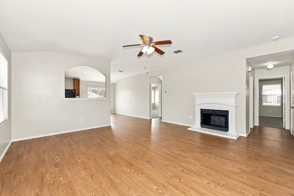 506 Eisenhower Ln - Photo 4 of 16