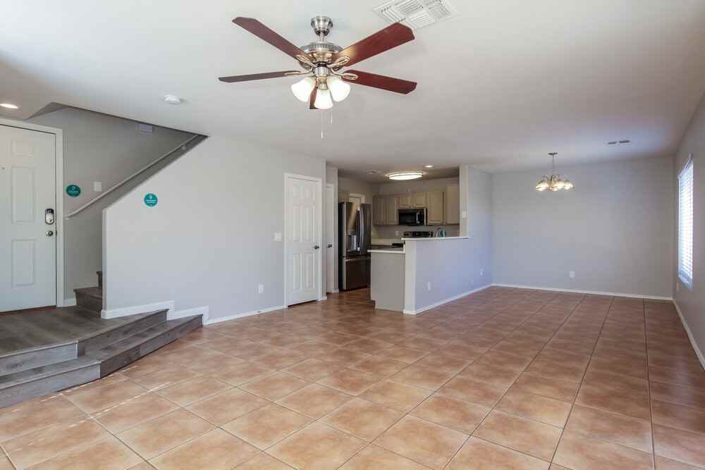 4419 N 112th Ave - Photo 5 of 17