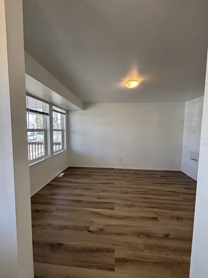 11827 47 St Nw - Photo 7 of 33