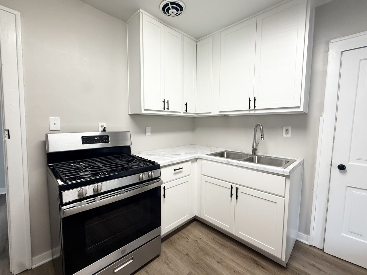 221 N Pinckney St #221UPPER - Photo 4 of 25
