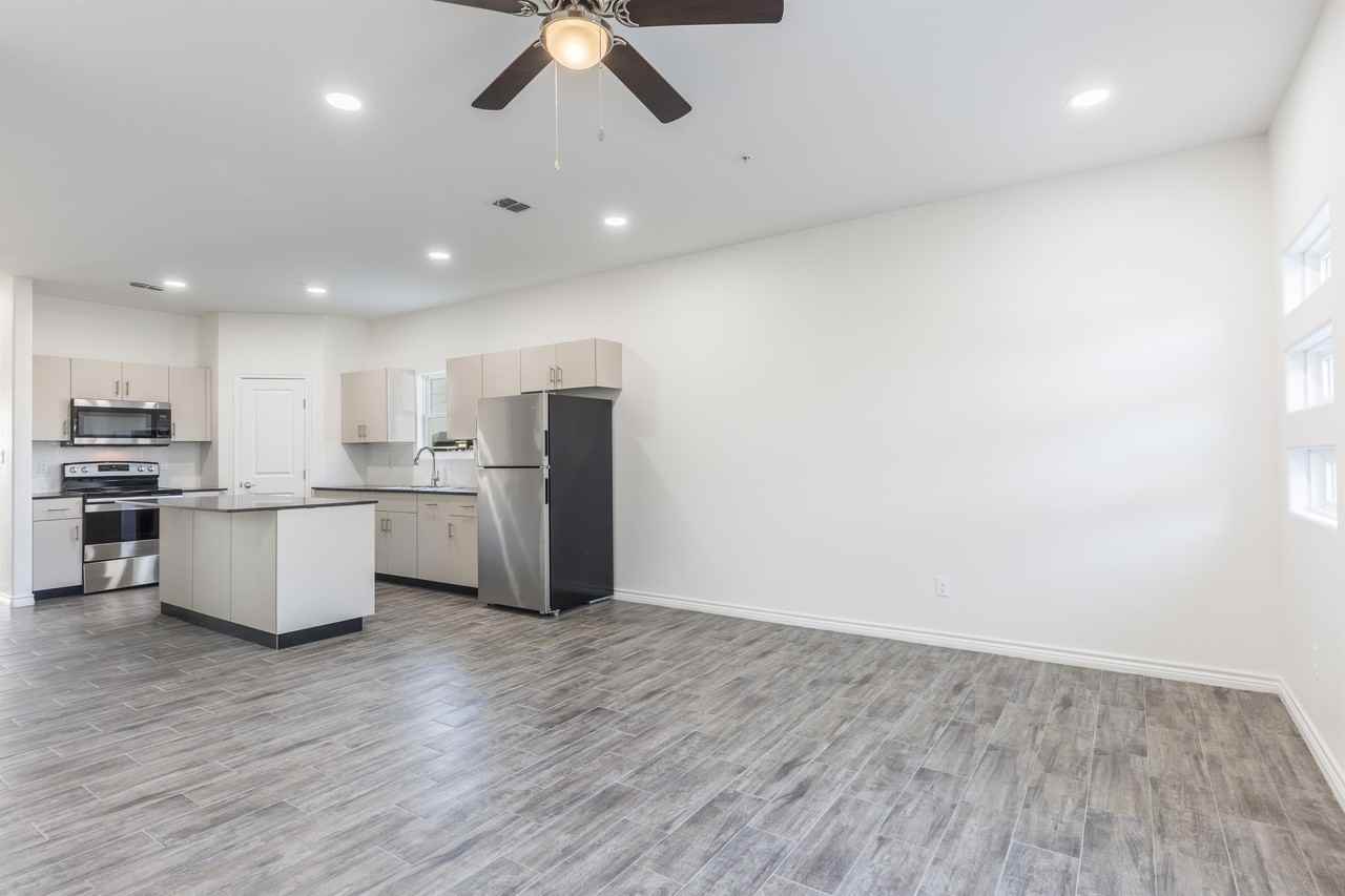 815 North 15th Place - 64 - E #64E - Photo 2 of 10