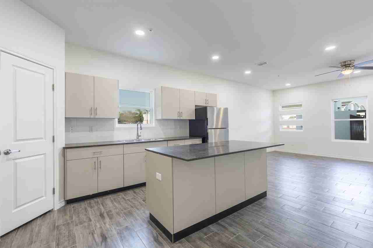 815 North 15th Place - 64 - E #64E - Photo 3 of 10