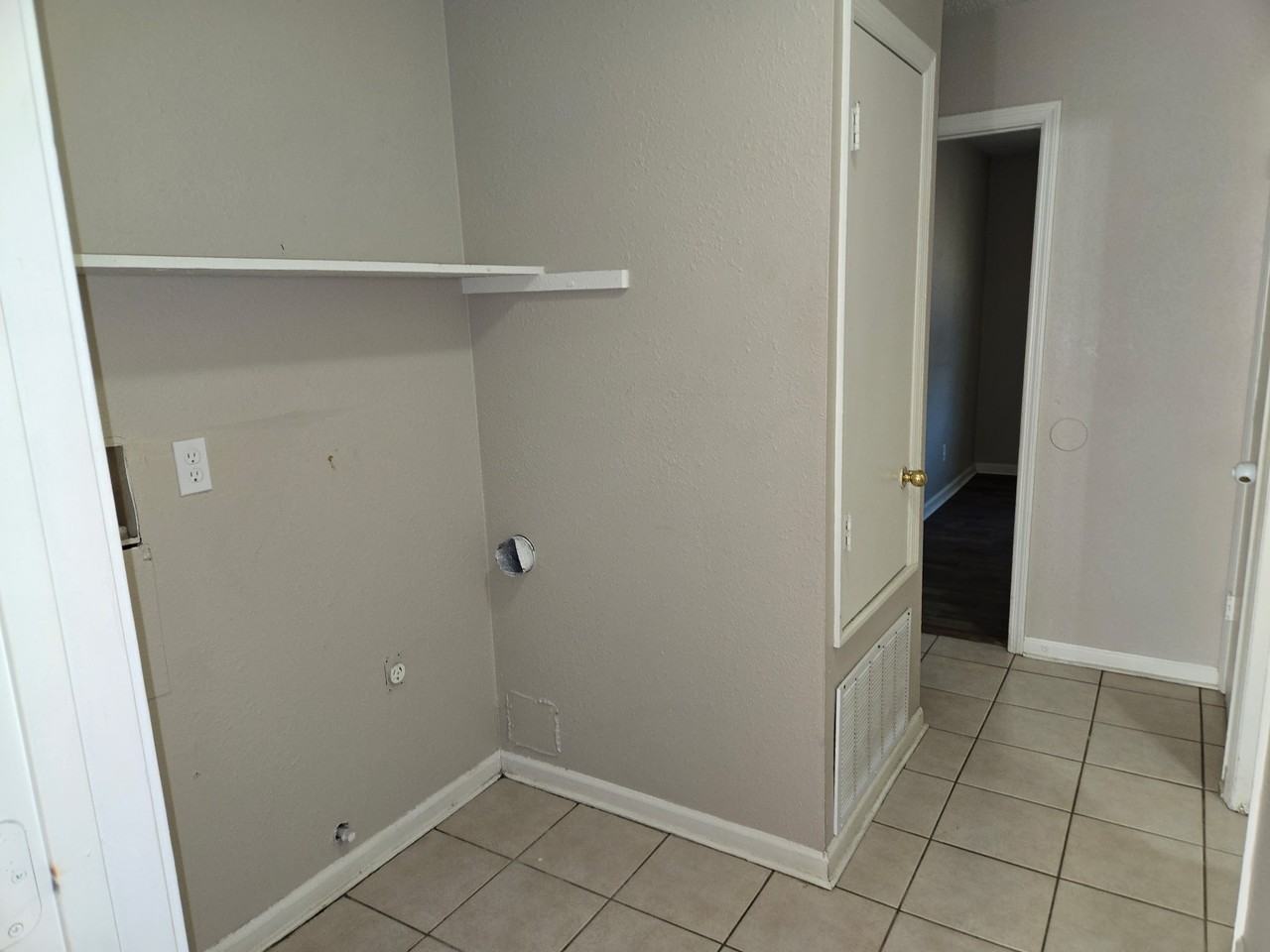 1102 W 51st St - Photo 6 of 11