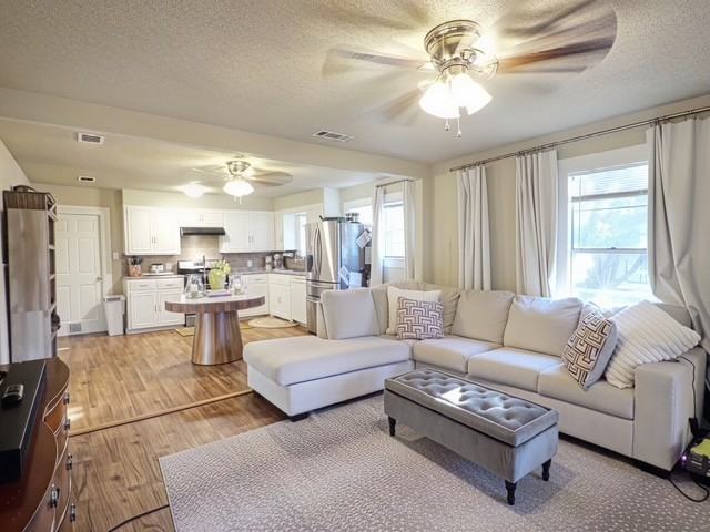 612 E Heron St - Photo 3 of 10