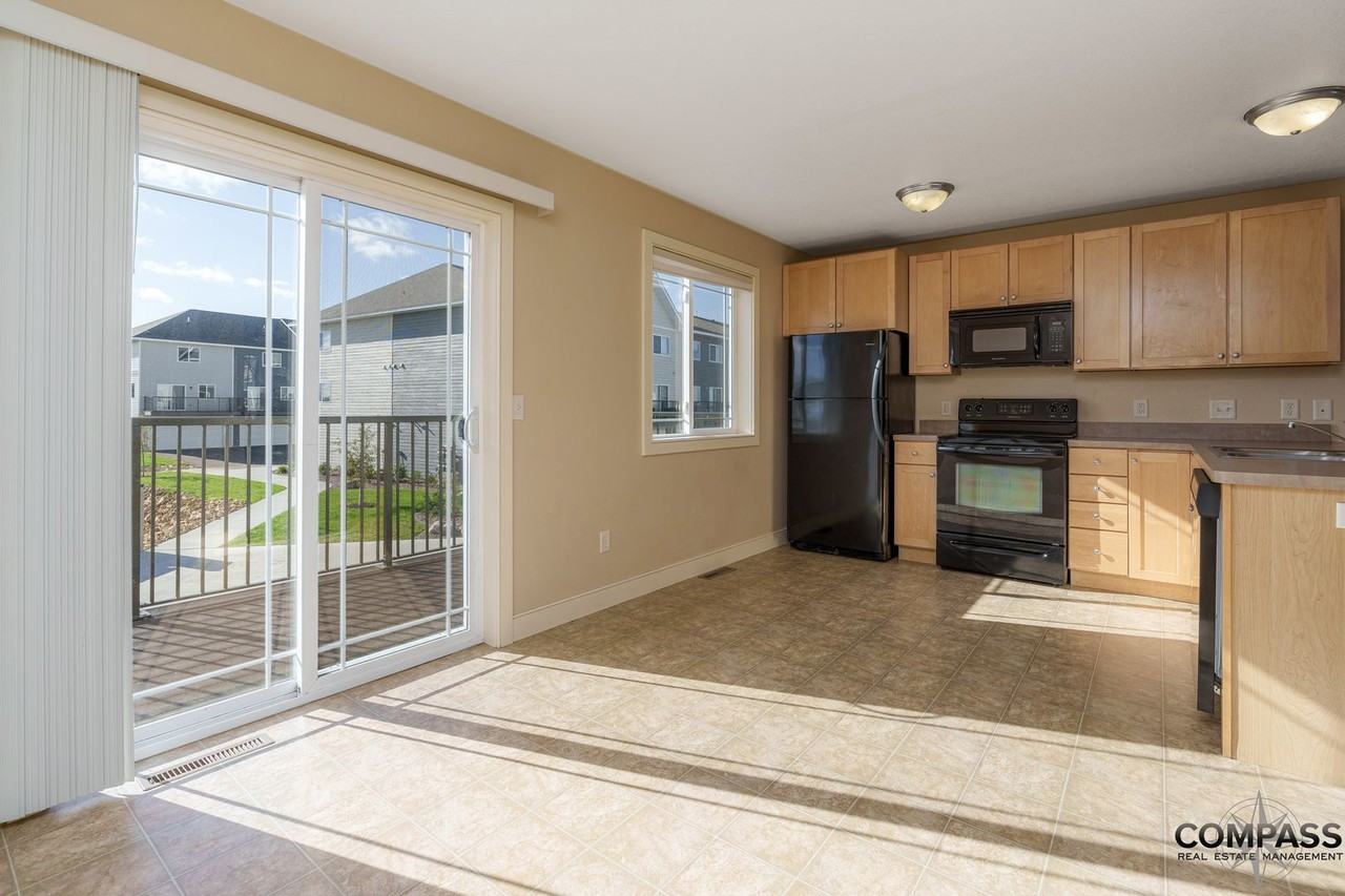 1049 W Macarthur Ave - Photo 2 of 14