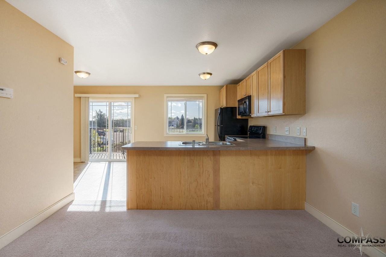 1049 W Macarthur Ave - Photo 3 of 14