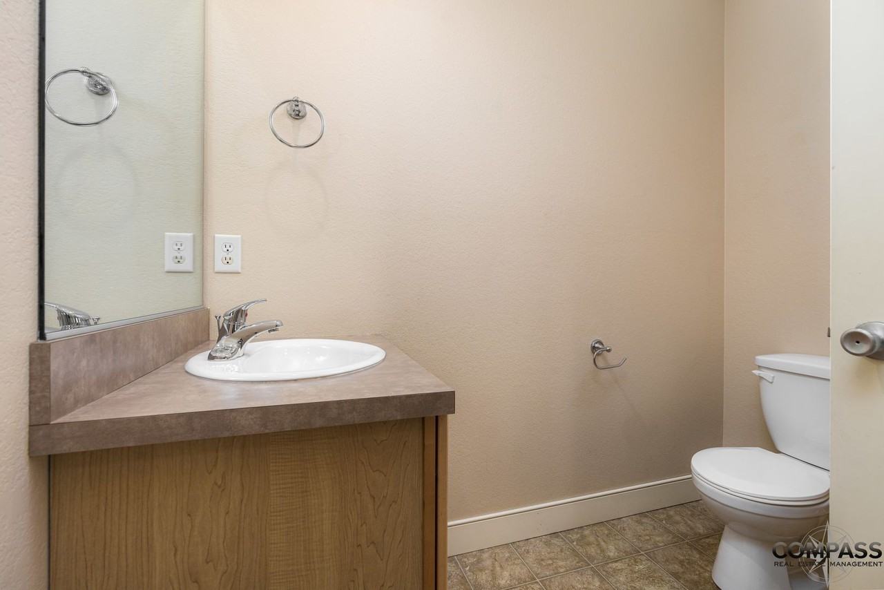 1049 W Macarthur Ave - Photo 4 of 14