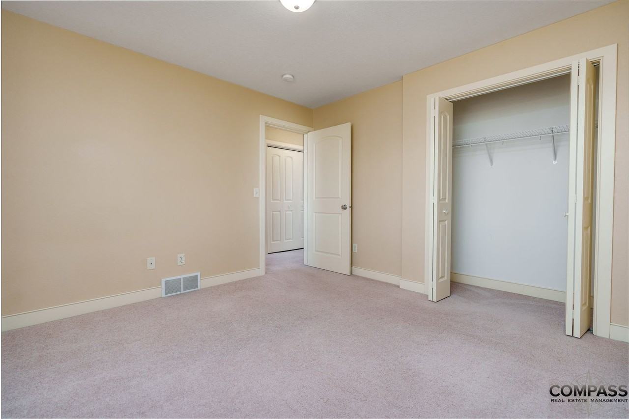 1049 W Macarthur Ave - Photo 6 of 14