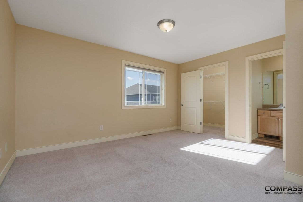 1049 W Macarthur Ave - Photo 7 of 14