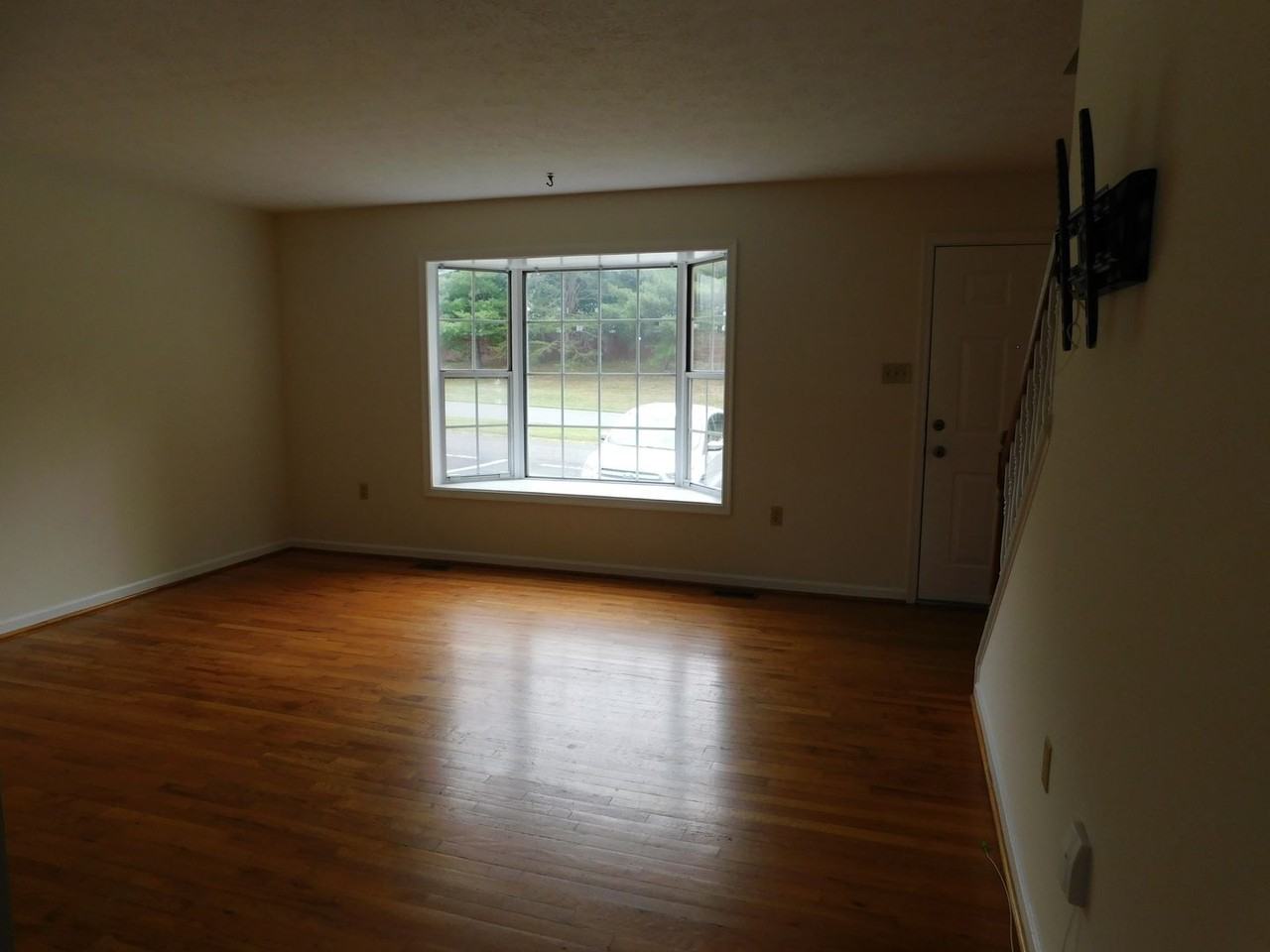 212 Hunter Run Rd - Photo 4 of 24