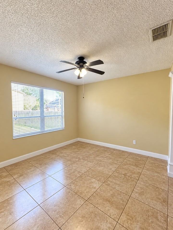 3390 Foxcroft Cir - Photo 4 of 13