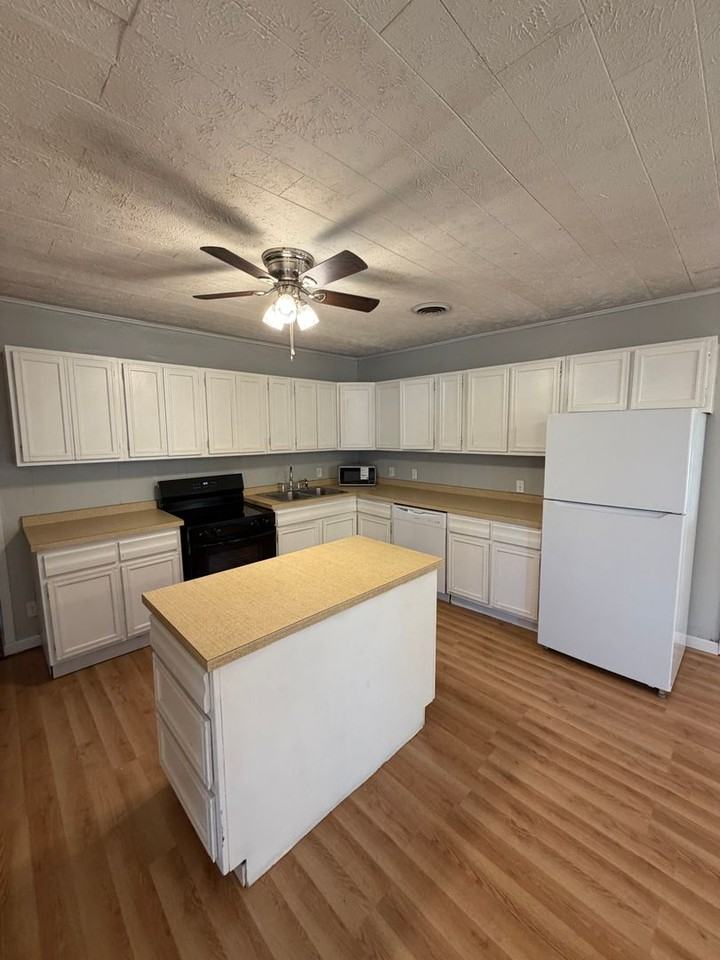 903 Highland St - Photo 6 of 7