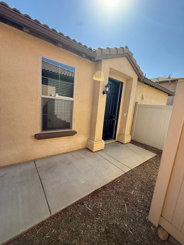 1876 W Roby Ave - Photo 2 of 10