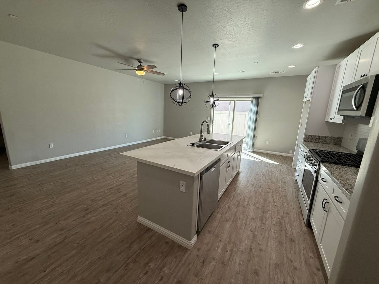 1876 W Roby Ave - Photo 3 of 10