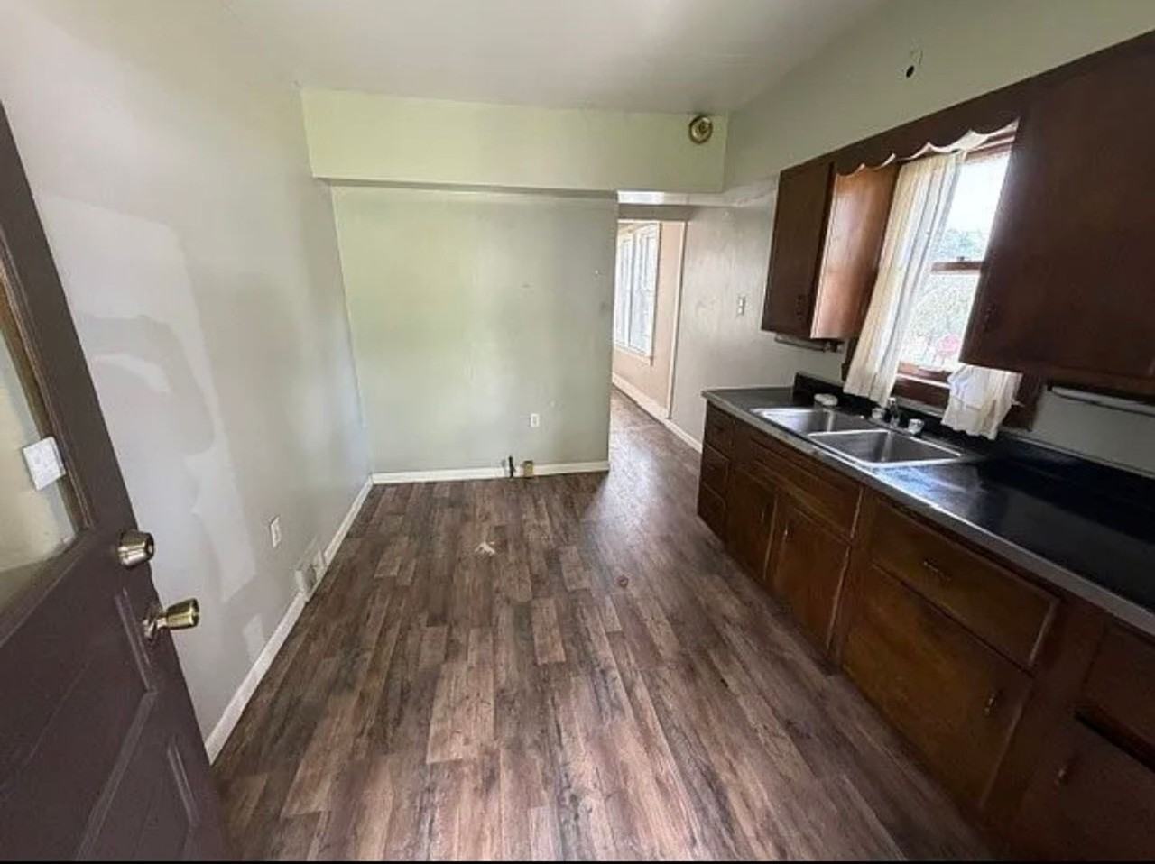 301 Patterson Ave - Photo 4 of 10