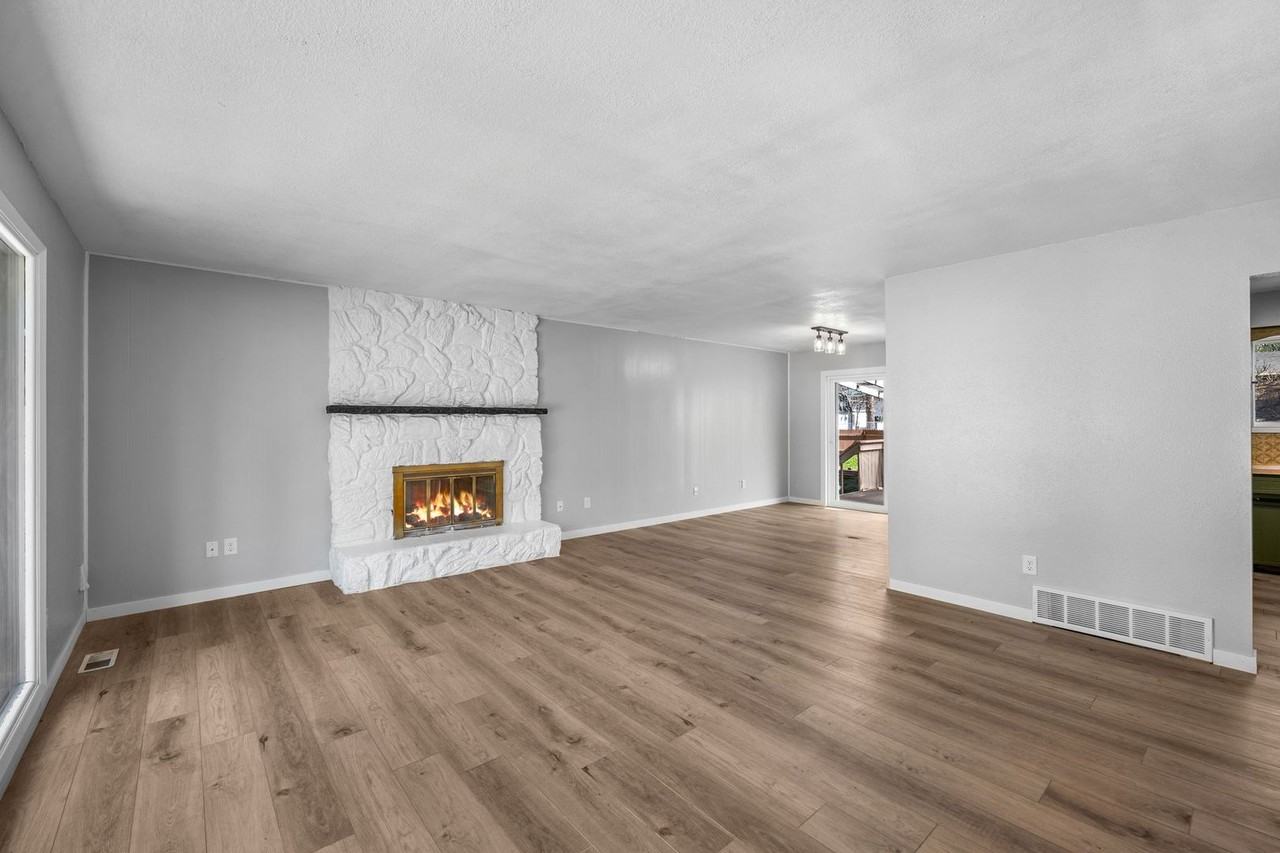 111 S Ridgewood Dr - Photo 4 of 32