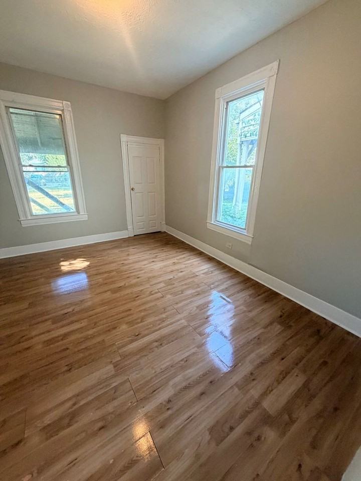 2919 W Market St - Photo 5 of 13