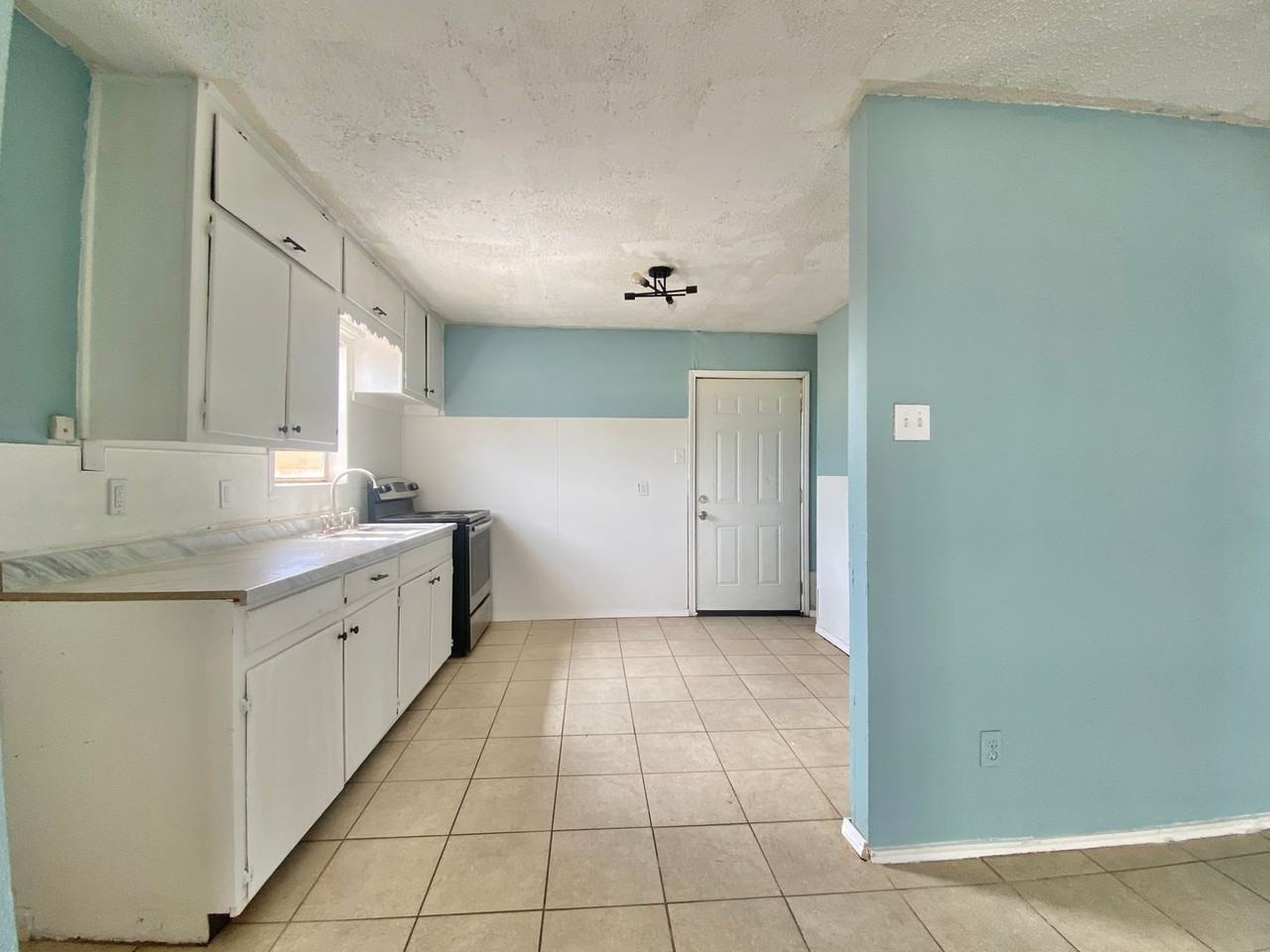 2515 Bates St - Photo 4 of 11