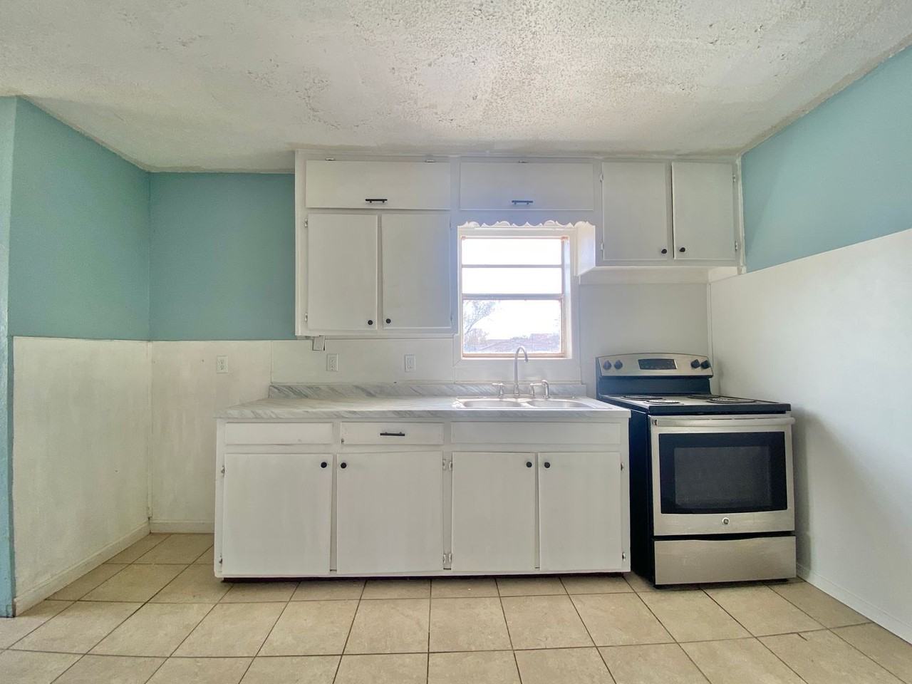 2515 Bates St - Photo 6 of 11