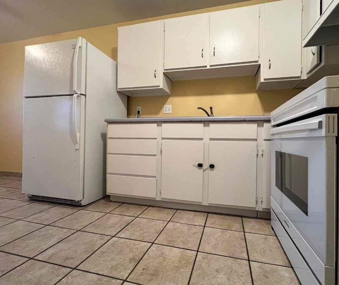 768 768 N Redwood Rd - 768 N Redwood Rd - Photo 4 of 10