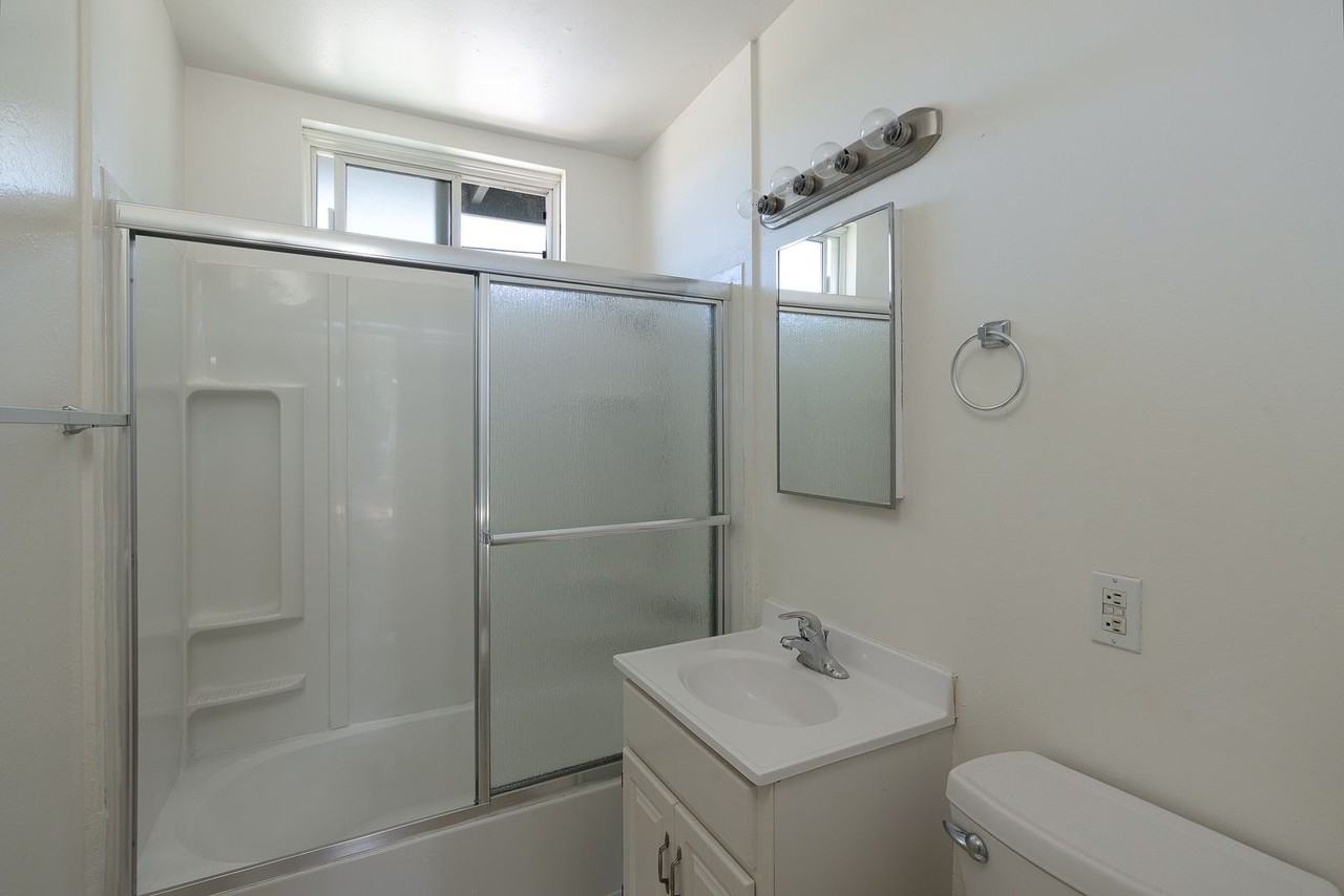 4920 Nautilus St #D - Photo 6 of 18
