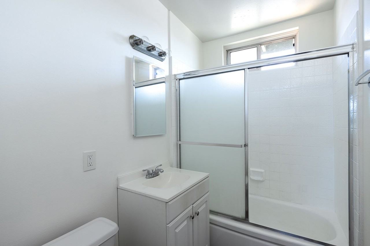 4910 Nautilus St #F - Photo 5 of 21