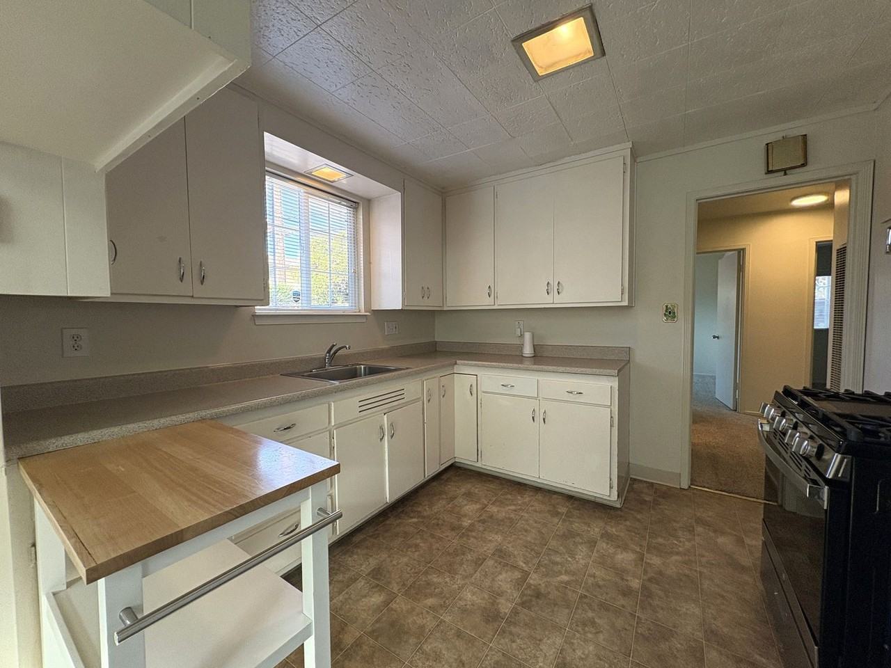 724 Rand St - Photo 6 of 19