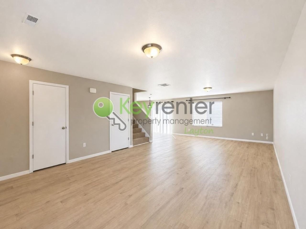 374 Wellington Dr - Photo 2 of 32